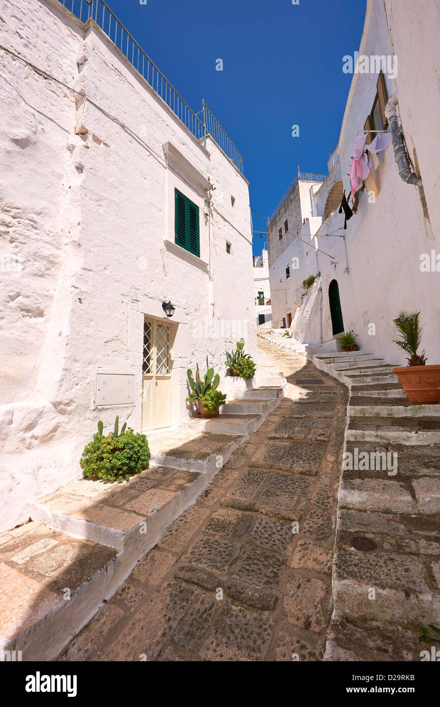 Die mittelalterlichen Gassen von Ostuni, die weiße Stadt, Apulien, Italien. Stockfoto