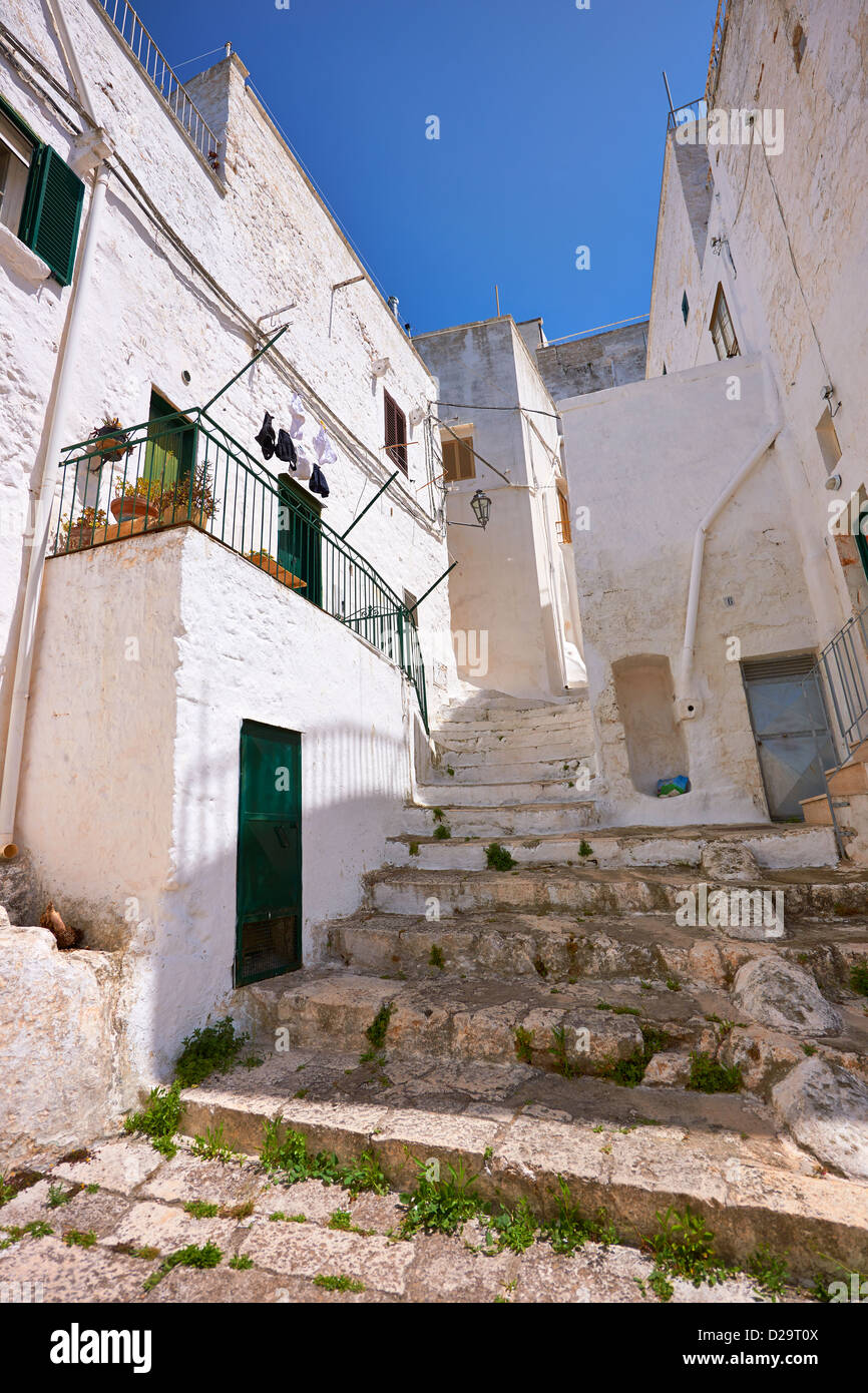 Die mittelalterlichen Gassen von Ostuni, die weiße Stadt, Apulien, Italien. Stockfoto