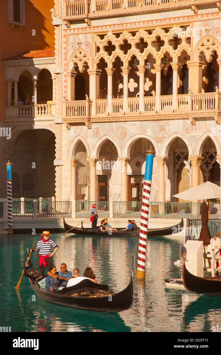 Touristen fahren in Gondeln im Venetian Hotel und Casino, Las Vegas, Nevada, USA Stockfoto