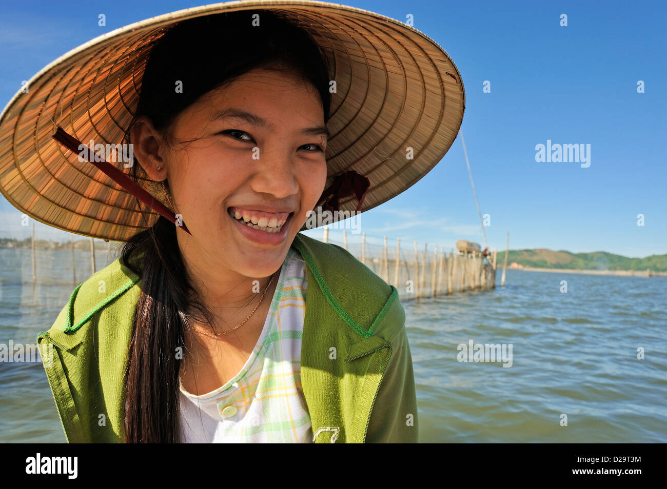 Lächelnde vietnamesisches Mädchen (16), Phu Loc Laguna, Vietnam Stockfoto