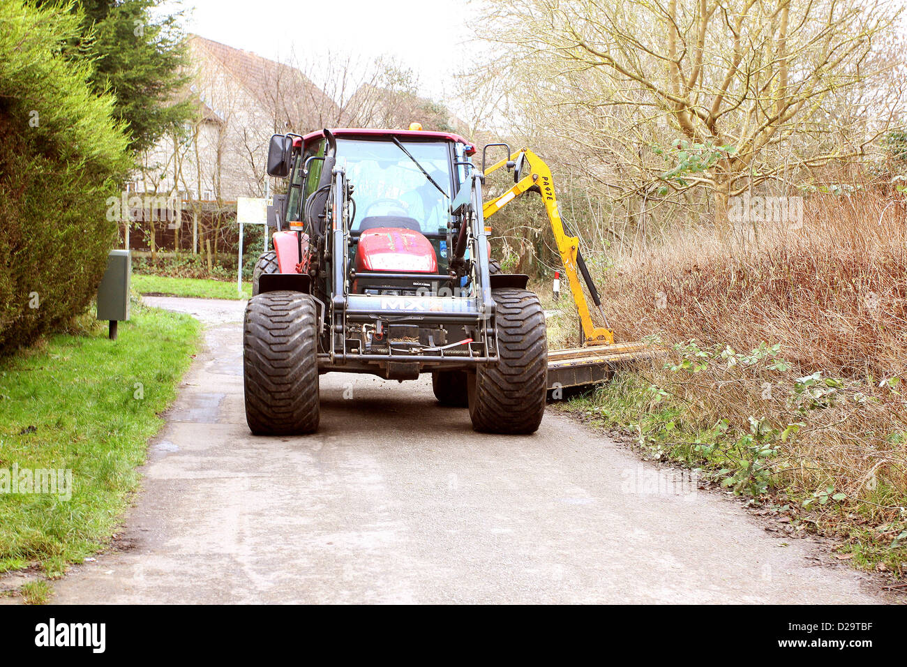 Großer Traktor Mähen die Grünstreifen in Bradley Stoke, Bristol, 17. Januar 2013 Stockfoto