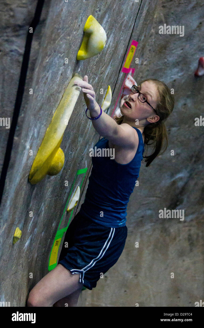 Eleanora Wright in 2012 Bouldern Jugend Divisonals konkurrieren. Stockfoto