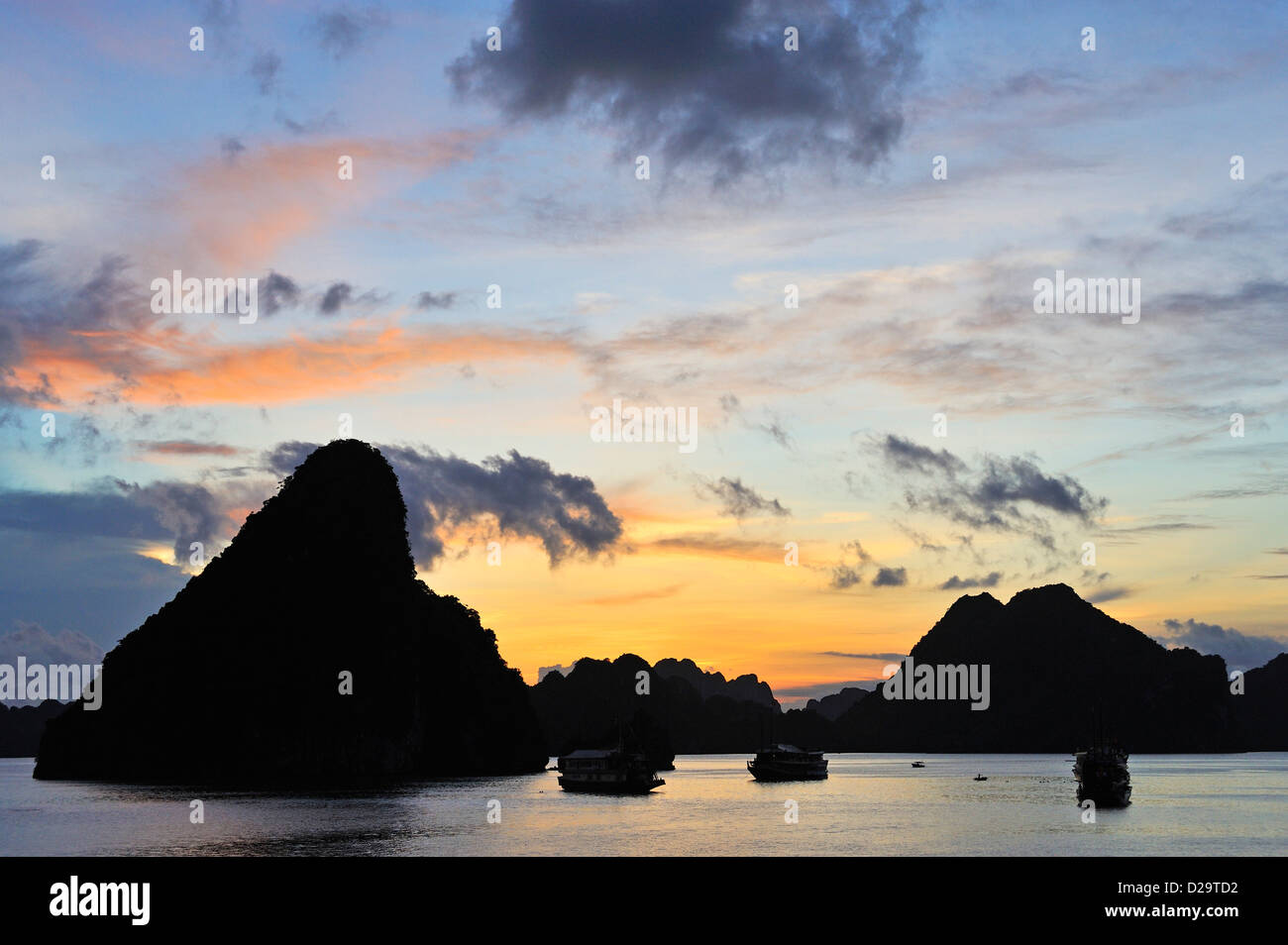 Hạ long Bucht, Vietnam bei Sonnenuntergang Stockfoto