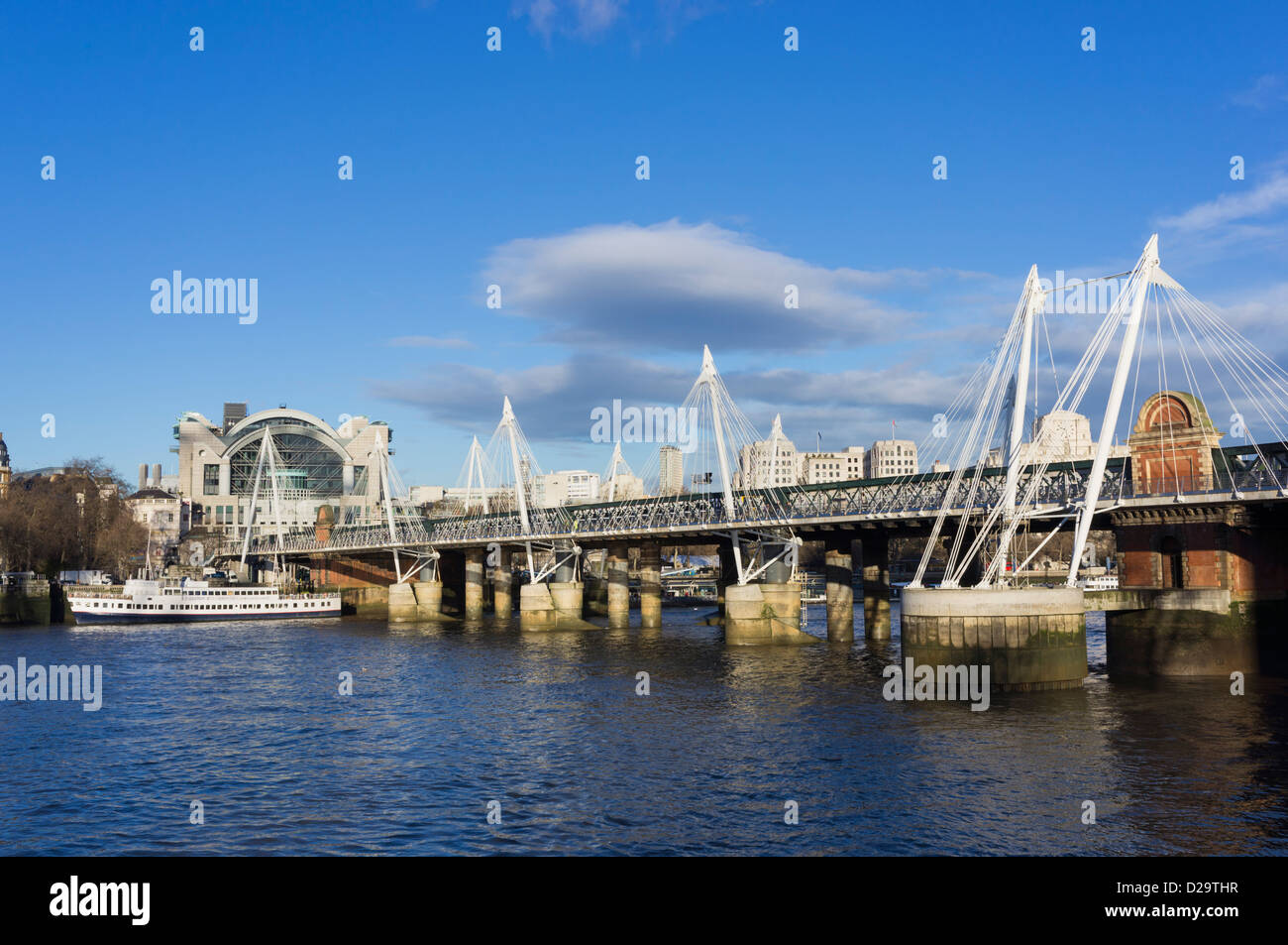 Hungerford Bridge, London, UK - mit Charing Cross Station im Hintergrund Stockfoto