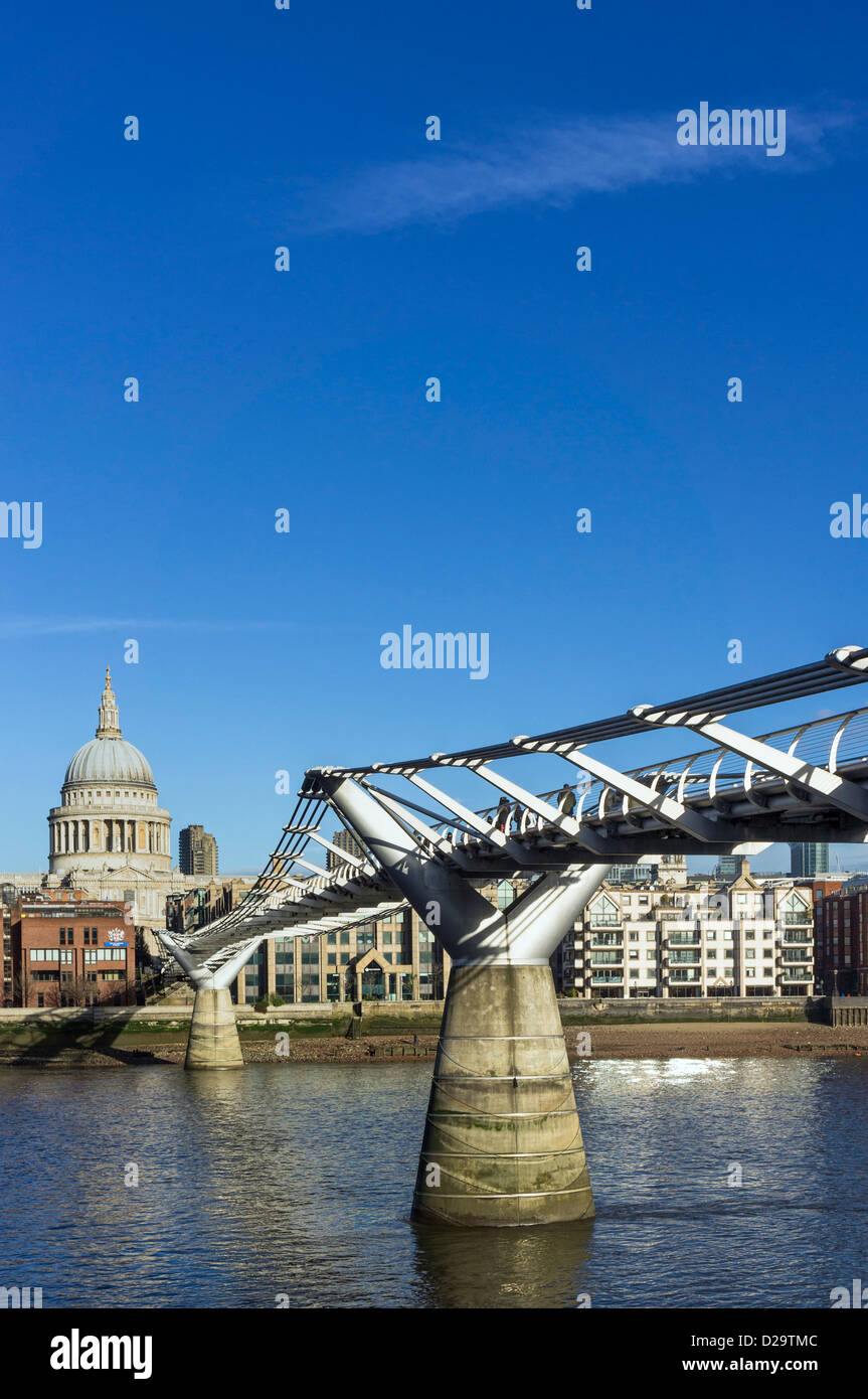 Millennium Bridge mit St Pauls Cathedral, London, England, UK Stockfoto