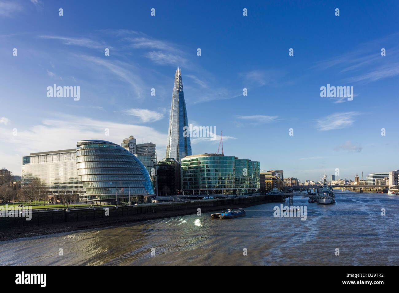 Südufer der Themse mit City Hall und der Shard, London, UK Stockfoto