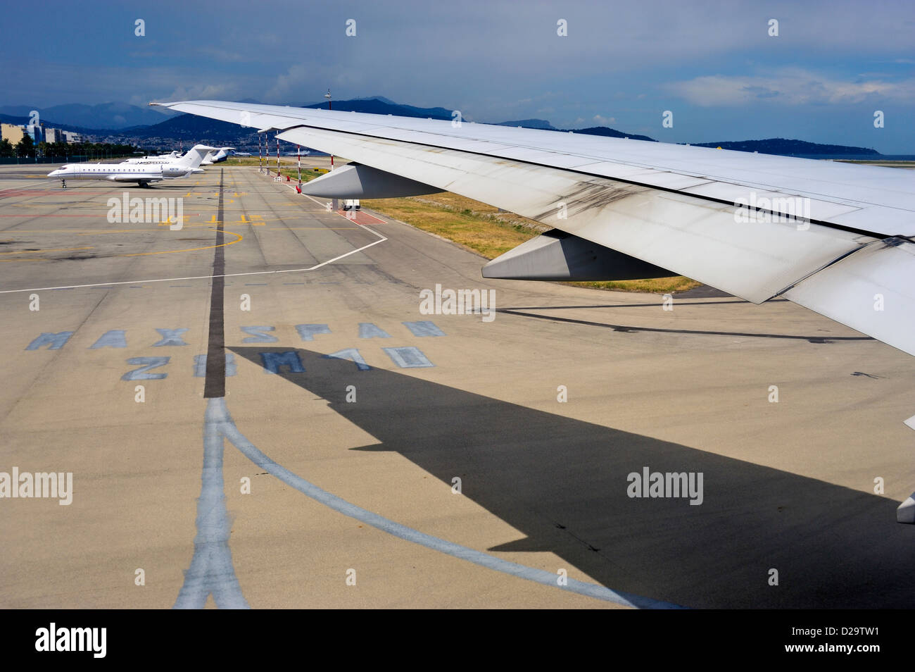 Flugzeugflügel Rollen an einem internationalen Flughafen, Frankreich Stockfoto
