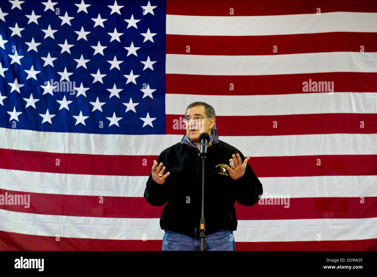 US-Verteidigungsminister Leon Panetta mit Truppen bei uns Army Garrison 17. Januar 2013 in Vicenza, Italien spricht.  Panetta ist auf eine sechs-Tage-Reise nach Europa, Führer und US-Truppen zu treffen. Stockfoto