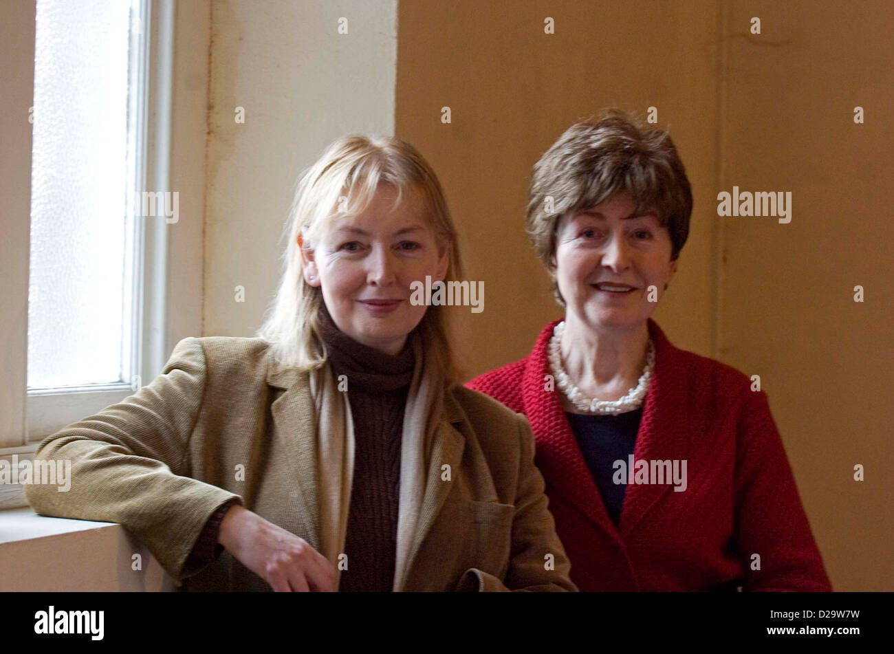 Die zurückgezogene Folk-Sängerin Mary Hopkin (links) mit ihrer Schwester Carole. Stockfoto