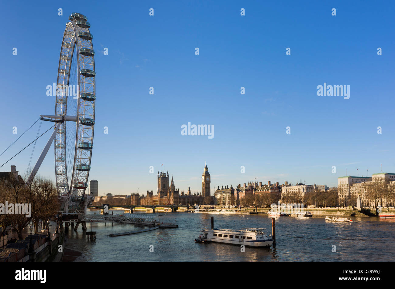 Blick auf die Themse mit dem London Eye und die Houses of Parliament von Hungerford Bridge, London, England, UK Stockfoto