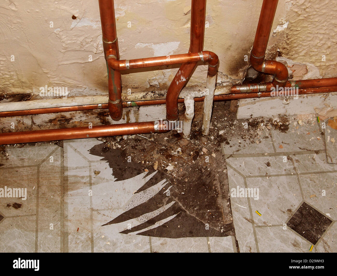 Neu installierten Kupfer Gas Heizung Rohrleitungen in eine alte Wohnung Stockfoto