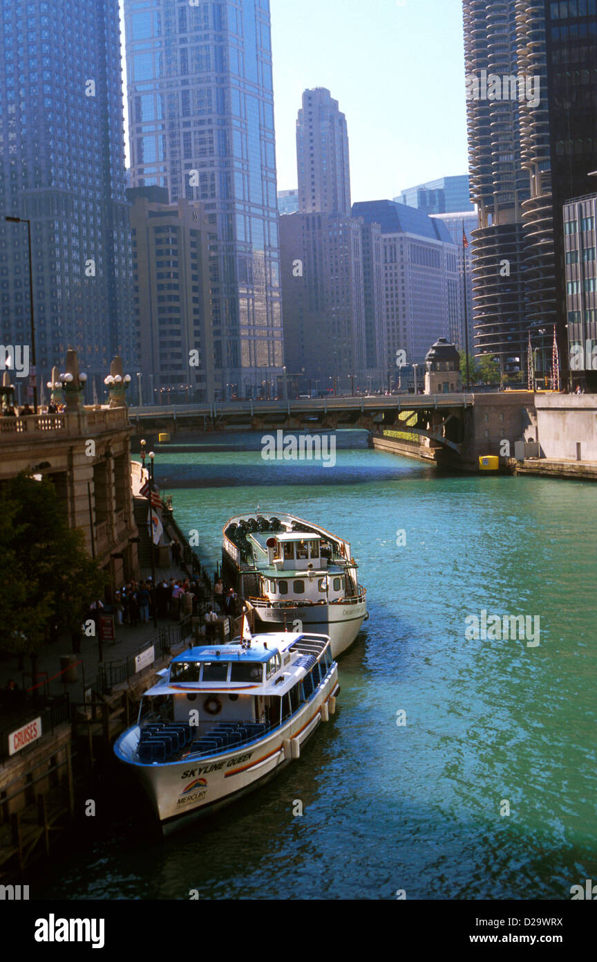 Illinois, Chicago River und Ausflugsschiff Stockfoto
