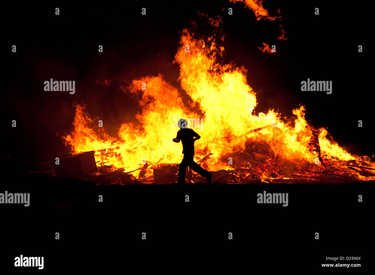 Teenager Brandstiftung Feuer Anti-soziales Verhalten Lagerfeuer Stockfoto