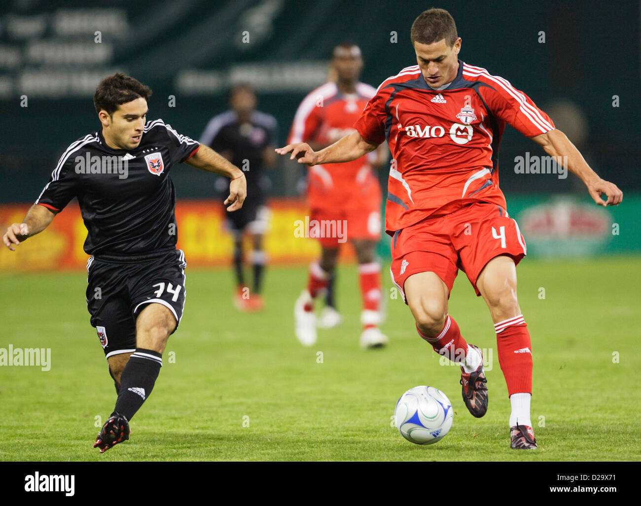 WASHINGTON, DC – 5. APRIL: Marco Velez vom Toronto FC (R) kontrolliert den Ball gegen Franco Niell von DC United (L) während des Major League Soccer Matches am 5. April 2008 im RFK Stadium. Kommerzielle Nutzung verboten. (Foto: Jonathan Paul Larsen / Diadem Images) Stockfoto