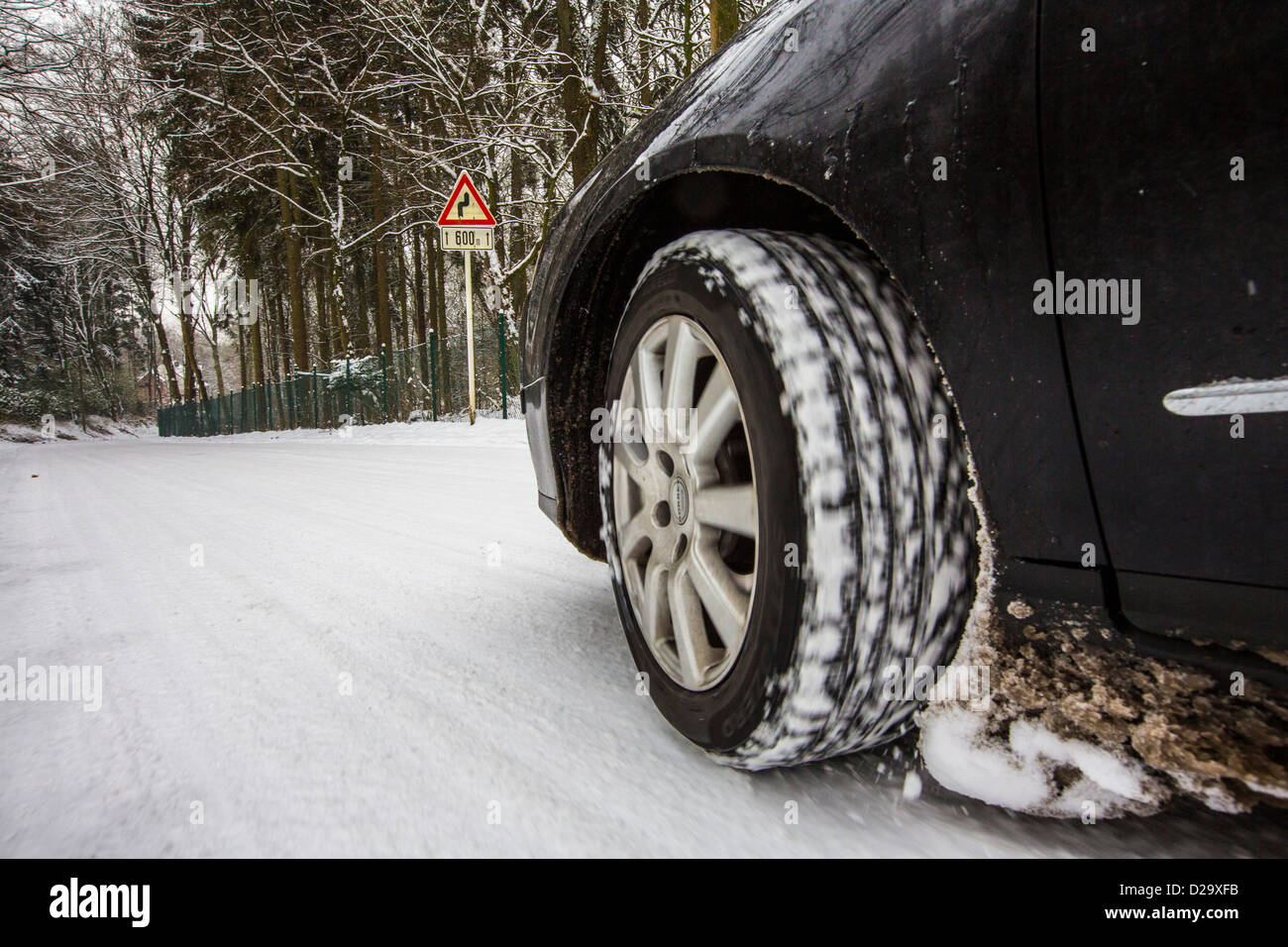 Auto mit Winter Reifen fährt auf einer Straße, komplett mit Schnee