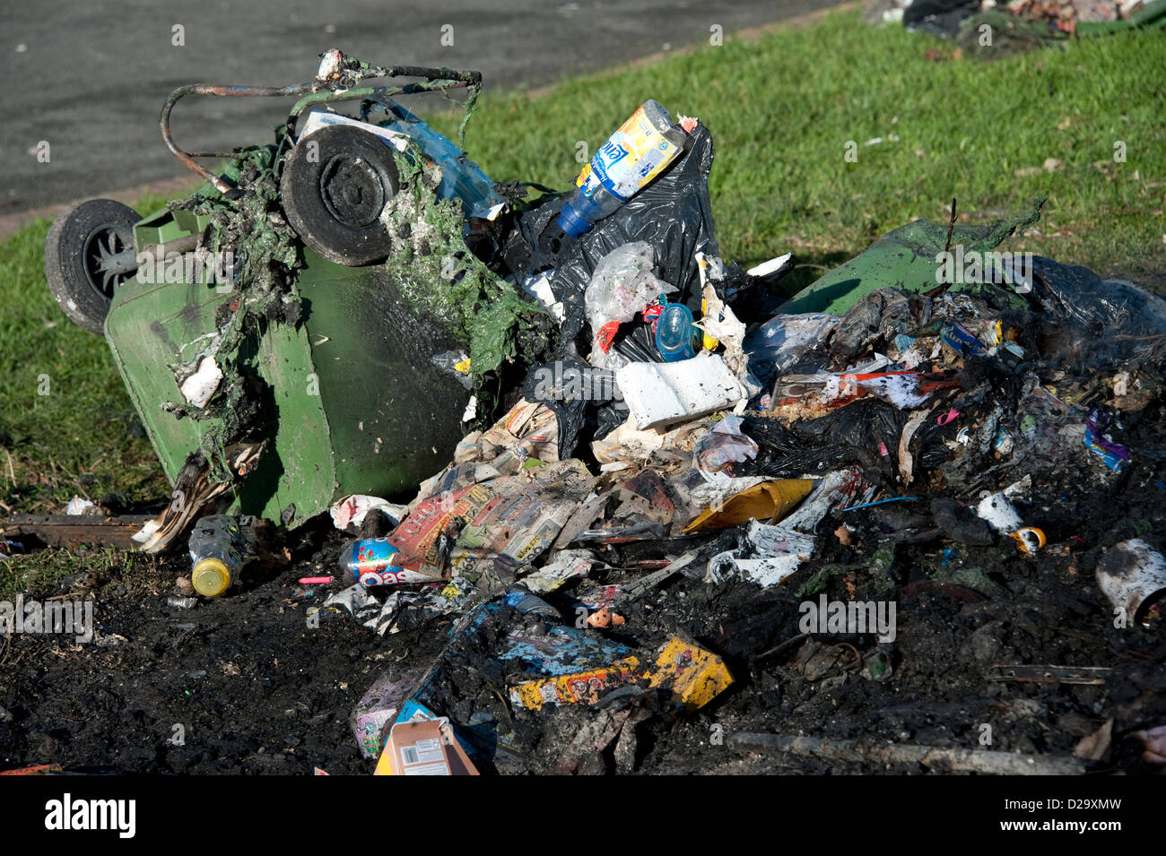 Wheelie Bin Feuer Schutt Brandstiftung Stockfoto