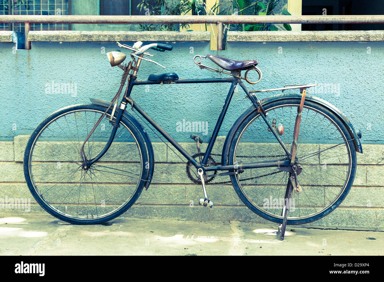 Vintage Retro-Fahrrad in Indien, Crossen getönten Bild Stockfoto