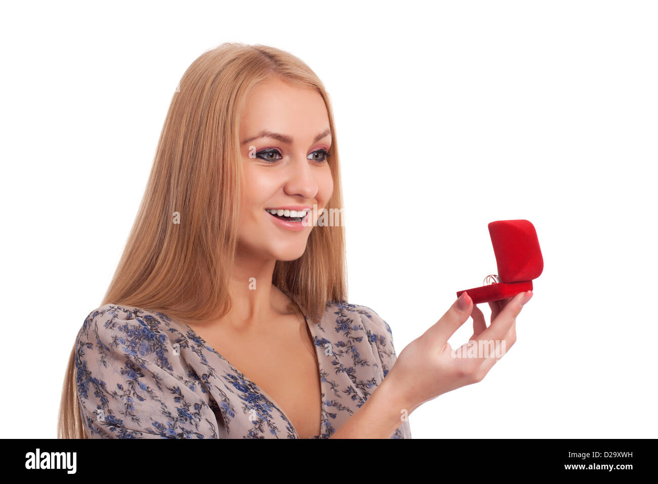 Frau betrachten Verlobungsring in einer box Stockfoto