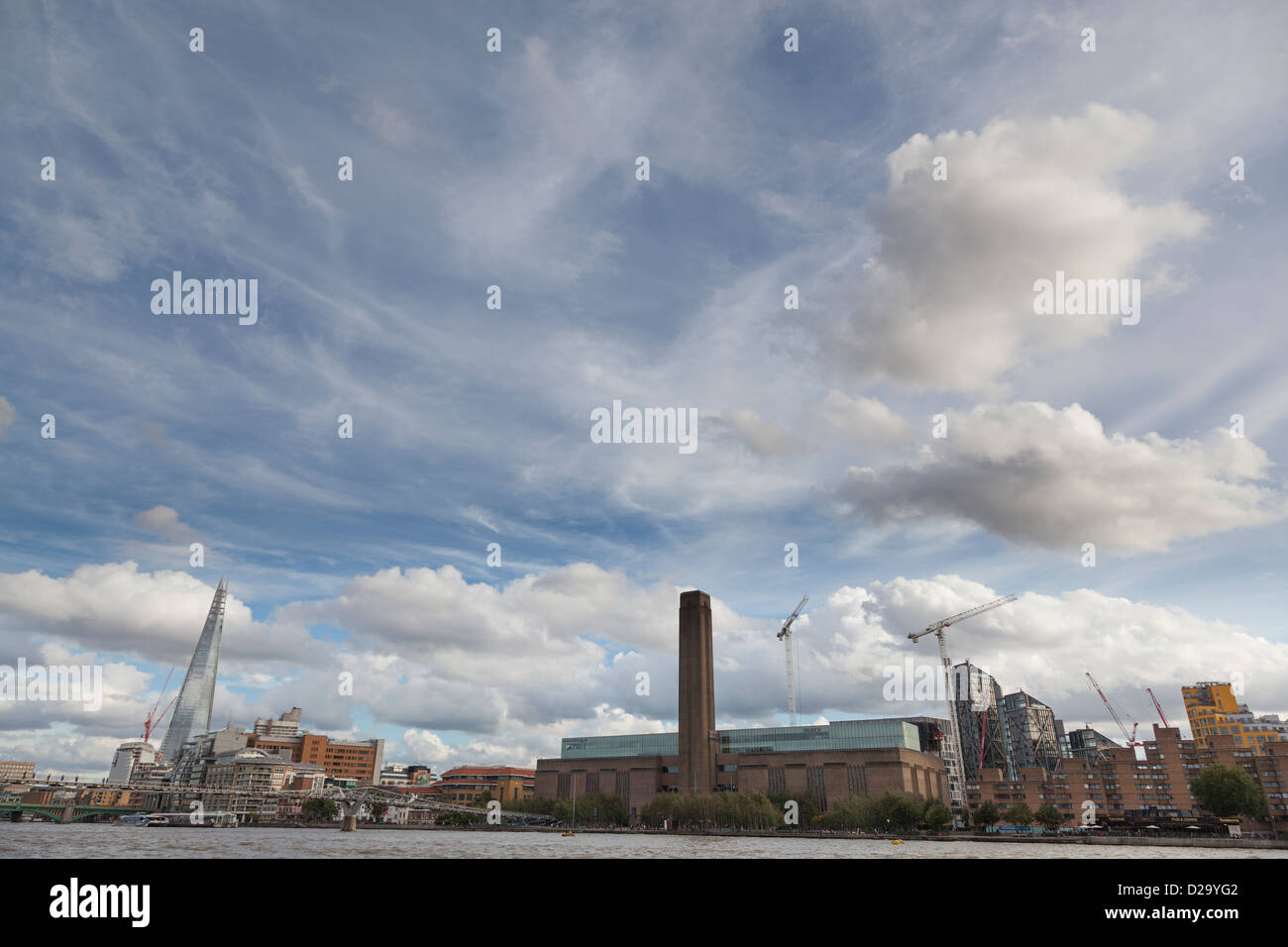 Interessante Skyline entlang dem südlichen Ufer der Themse von den "Splitter", Tate Modern und der Kräne um Neo Bankside. Stockfoto