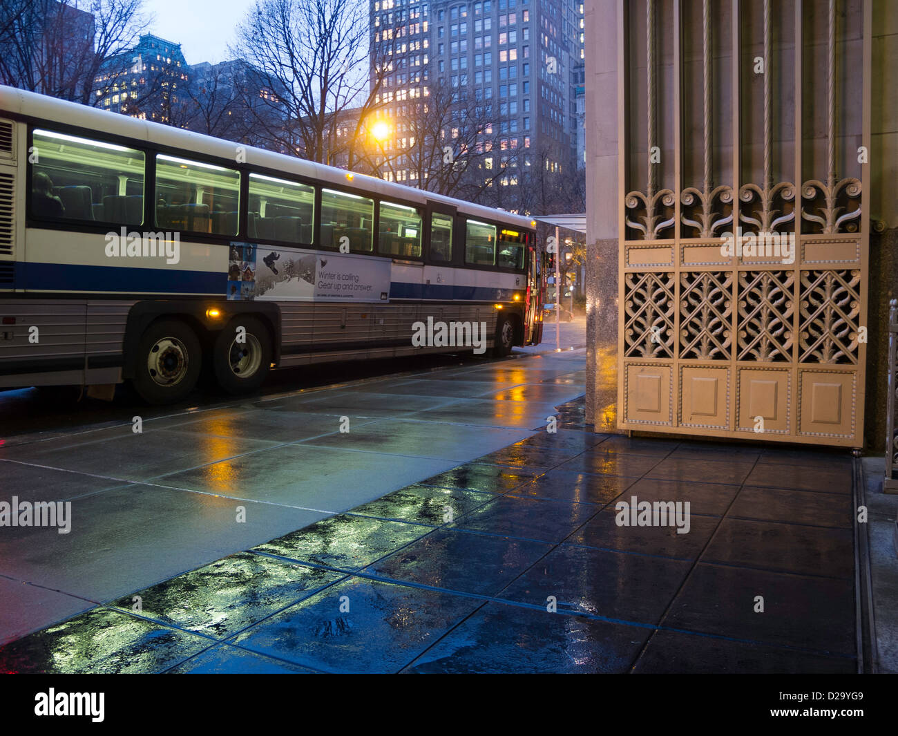 Eisernes Tor, New York Transit Bus im Regen, 11 Madison Avenue, NYC Stockfoto