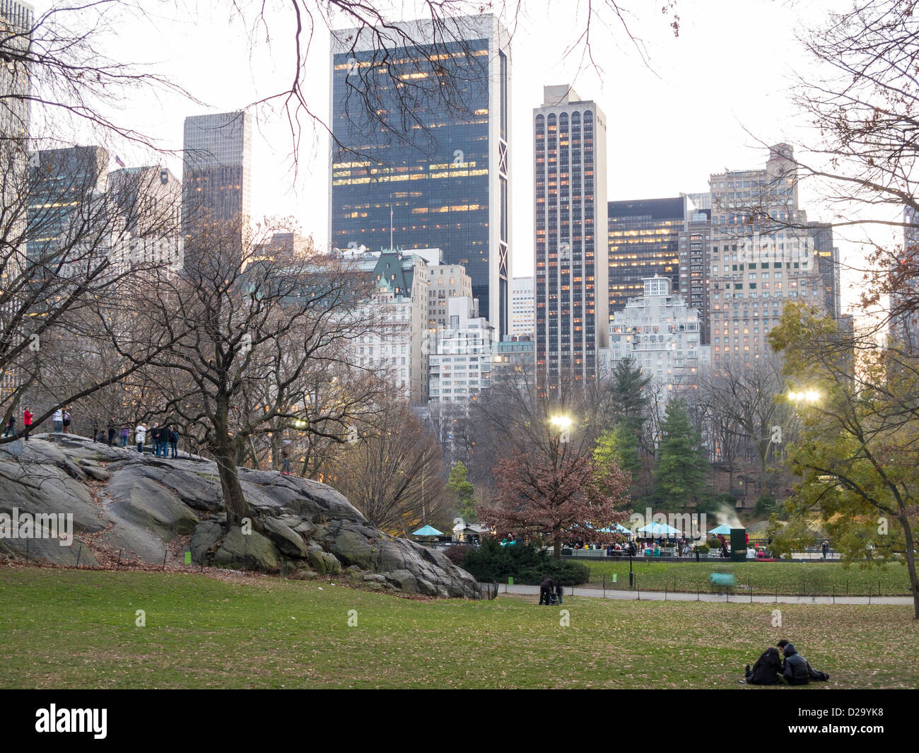 Central Park und Midtown Manhattan Skyline in der Abenddämmerung, NYC Stockfoto