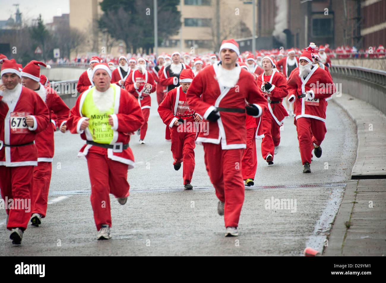 Santa Dash Marathon Liverpool Hunderte von Stockfoto