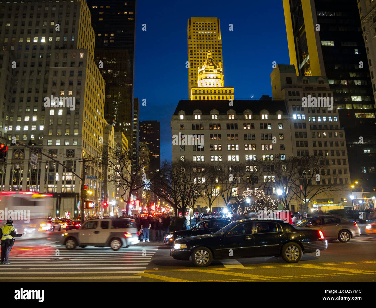 Grand Army Plaza, Fifth Avenue und 59. Straße Kreuzung in der Abenddämmerung, NYC Stockfoto