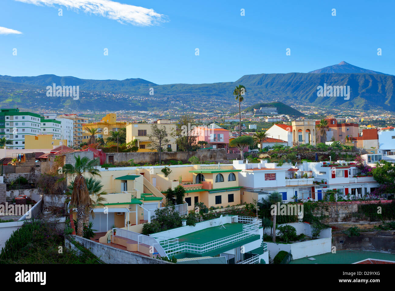 Blick auf die Stadt Puerto De La Cruz, Teneriffa / Spanien, in den Rücken der Teide, Dezember 2012 Stockfoto