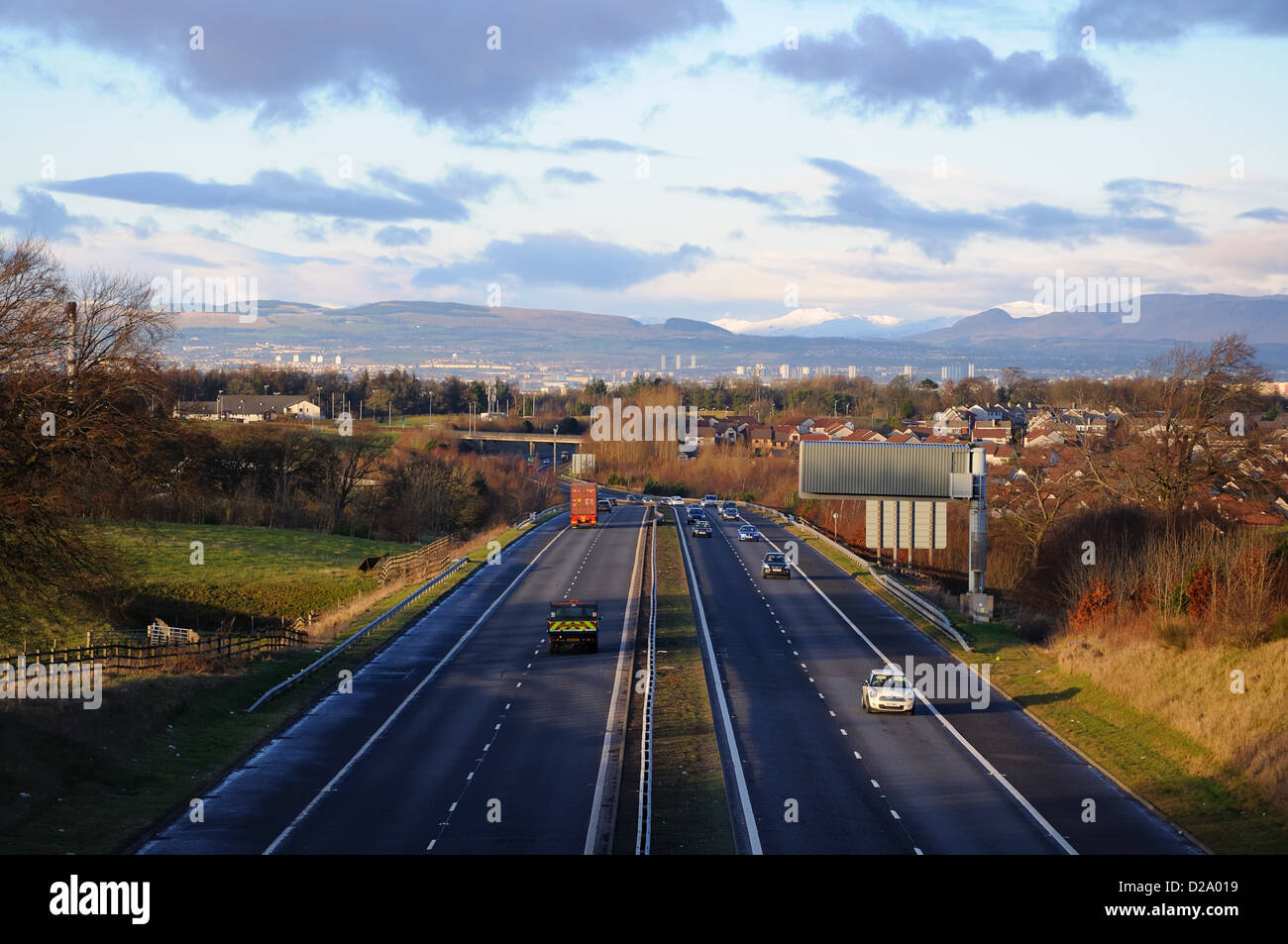 Die M77 Autobahn betreten der Stadt Glasgow und darüber hinaus auf die Campsies an einem sonnigen Wintertag, während die meisten von Großbritannien Schnee hatten. Stockfoto