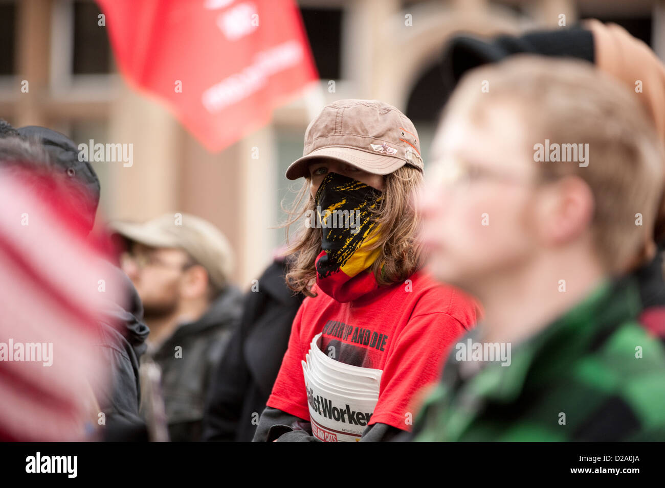 Maskierter Demonstrant mit sozialistischen Arbeiter-Zeitung Stockfoto
