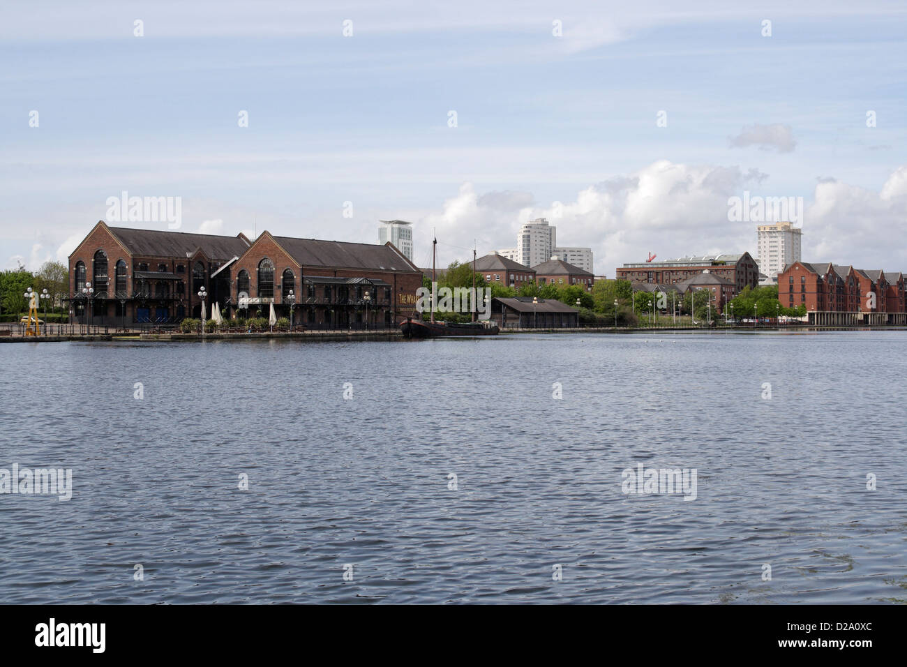 Der Wharf Pub auf der anderen Seite des ehemaligen Bute East Docks in Cardiff Wales, der Skyline der Stadt Stockfoto