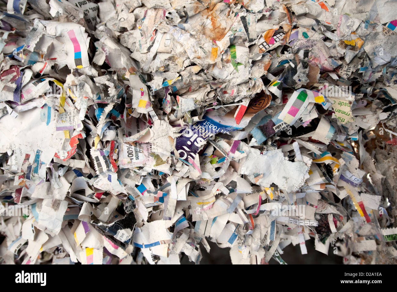 Recyceltes Papier geschreddert bei Papierherstellung Mill Fabrik Stockfoto