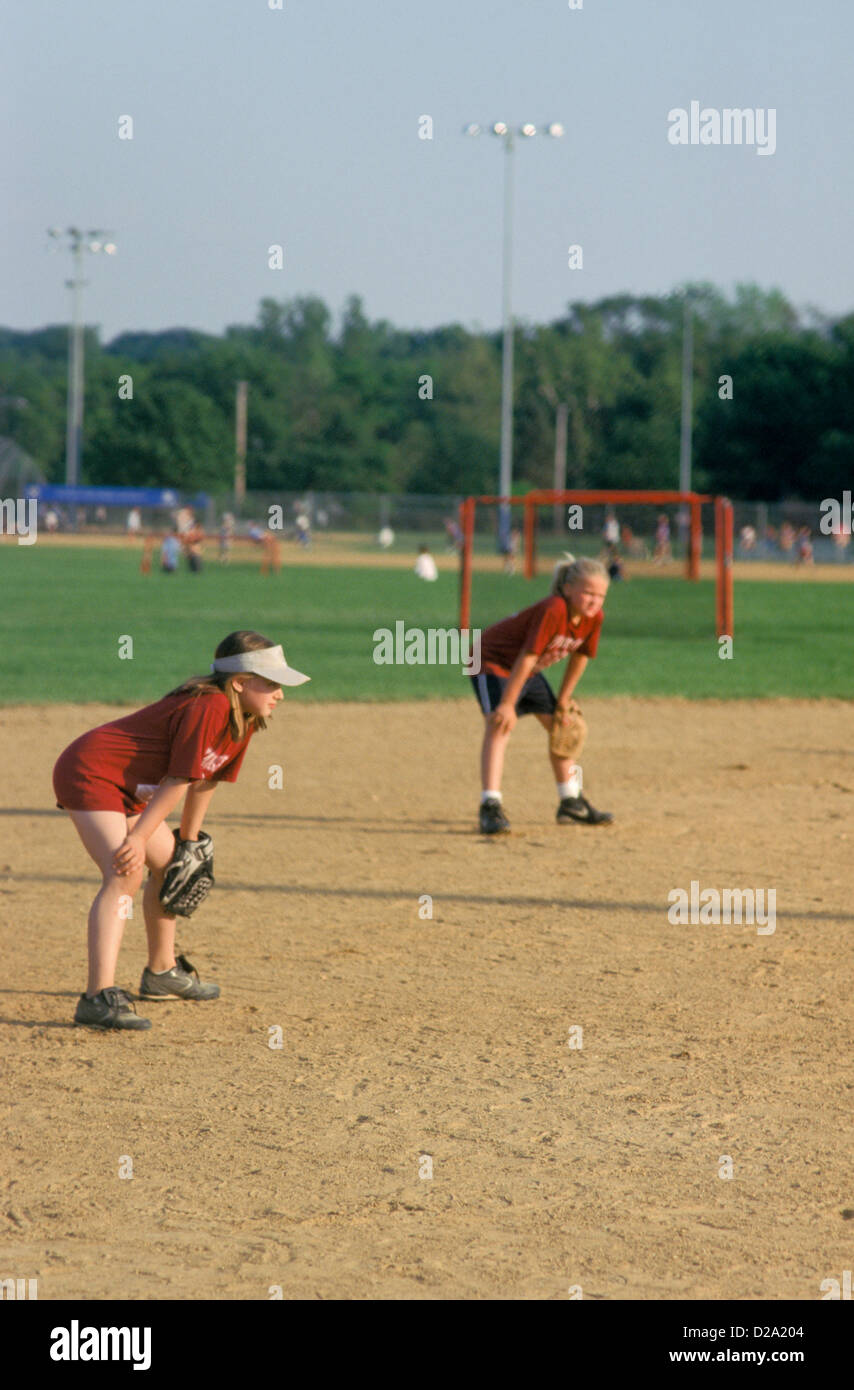 Illinois. 9 Jahre alte Mädchen Team Softball spielen. Shortstop und zweite Base. Stockfoto