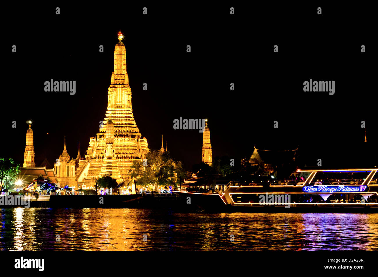 Wat Arun eines der berühmtesten buddhistischen Tempel in Bangkok in der Nacht Stockfoto