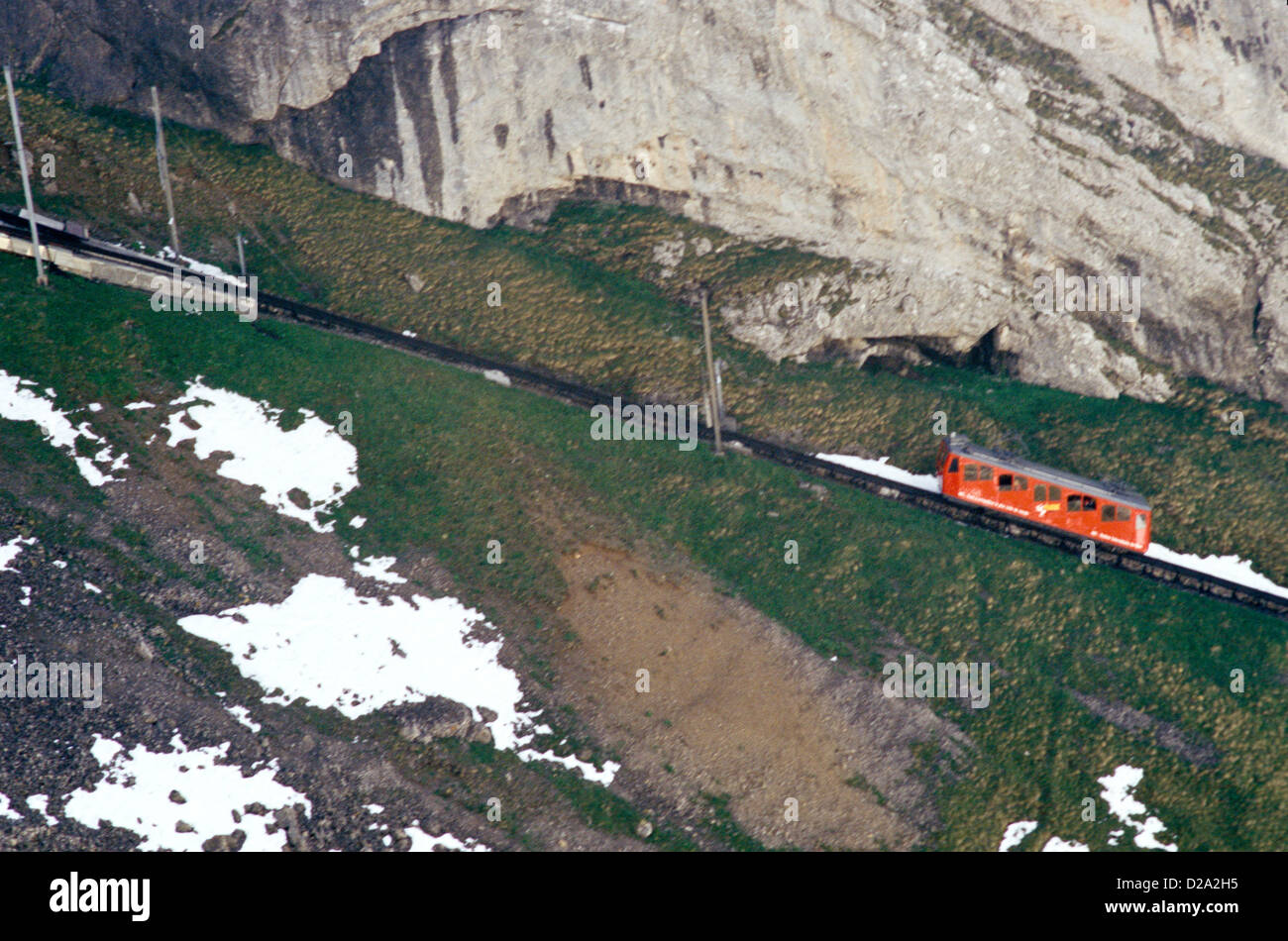 Schweiz. Mt. Pilatus. Auto auf der steilsten Zahnradbahn der Welt. Stockfoto