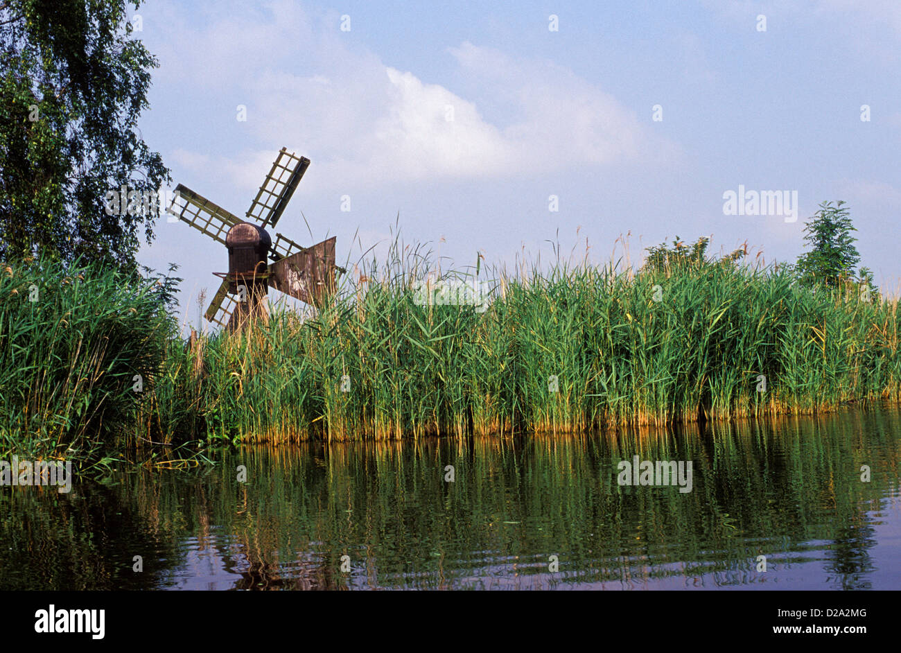 Niederlande. In der Nähe von Amsterdam. Kleine Windmühle. Kanal. Stockfoto