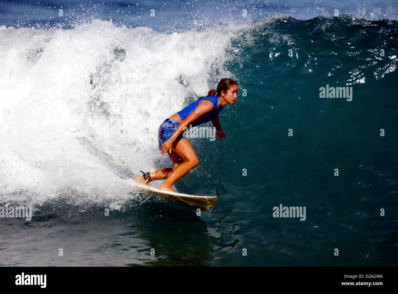 Hawaii, Oahu. Mädchen Surfen "Gaskammern". Stockfoto