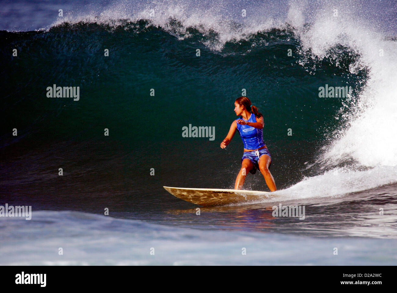 Hawaii, Oahu. Mädchen Surfen am "Gaskammern" Stockfoto