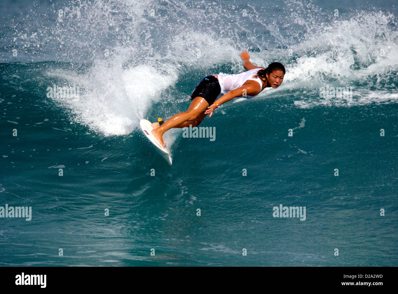 Hawaii, Oahu. Mädchen Surfen am "Gaskammern" Stockfoto