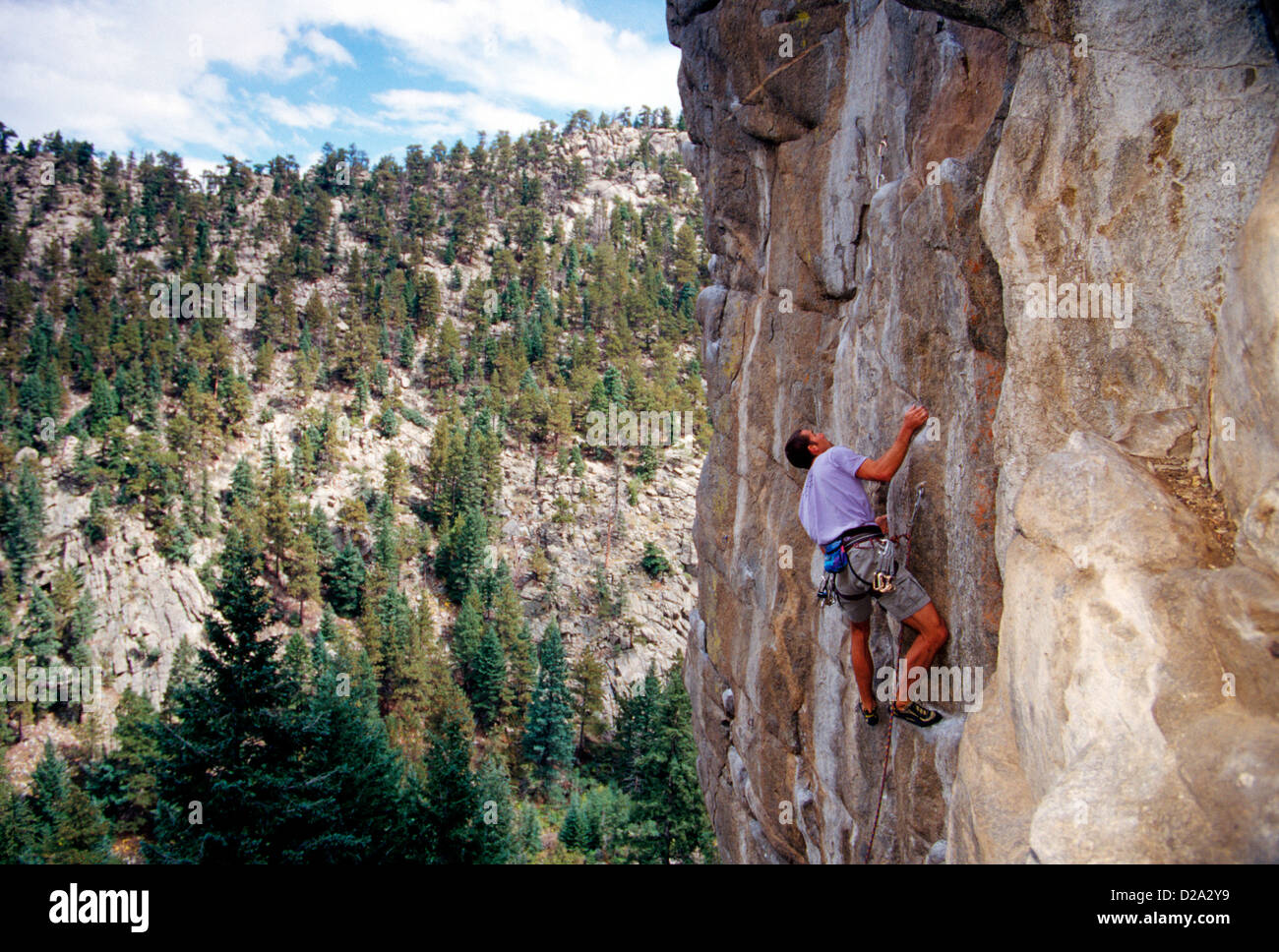 Colorado in Boulder. Mann Klettern Ostern Rock am Boulder Canyon Stockfoto