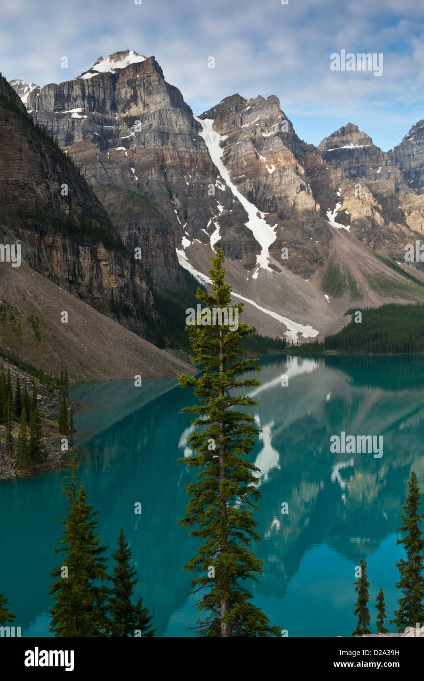 Wenkchemna Gipfel spiegeln sich in Moraine Lake, Banff Nationalpark, Kanadische Rockies, Alberta, Kanada. Stockfoto