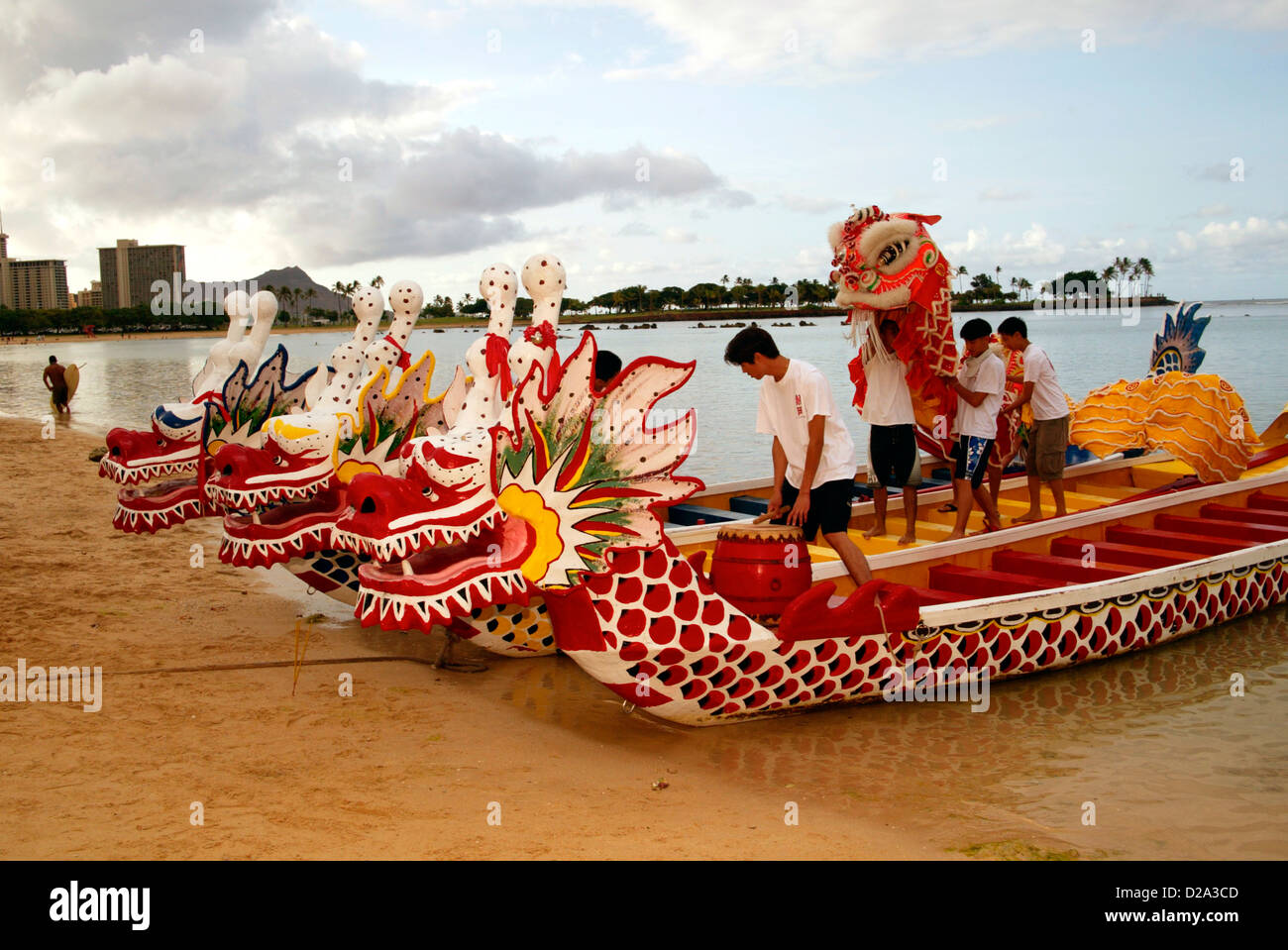 Honolulu-Hawaii Dragon Boote Dragon Boat Festivals (Tuen Ng) begann im vierten Jahrhundert v. Chr. In China Fifty drei Teams US im Ausland Stockfoto