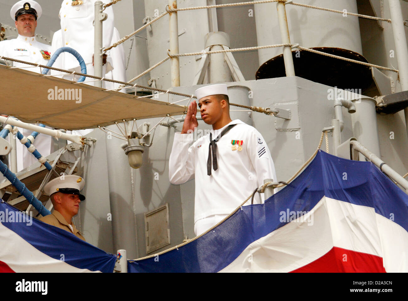 Honolulu-Hawaii-Crew-Mitglied begrüßt Executive Officer Uss Frederick vor dem Entrinden Schiff während der Stilllegung Zeremonie Held Stockfoto