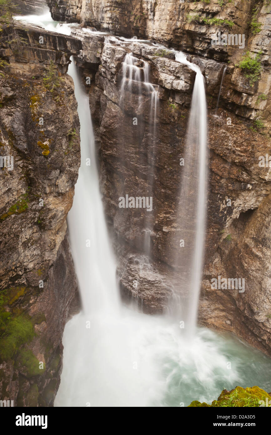 Oberen Johnston Canyon fällt in Banff Nationalpark, Kanadische Rocky Mountains, Alberta, Kanada. Stockfoto