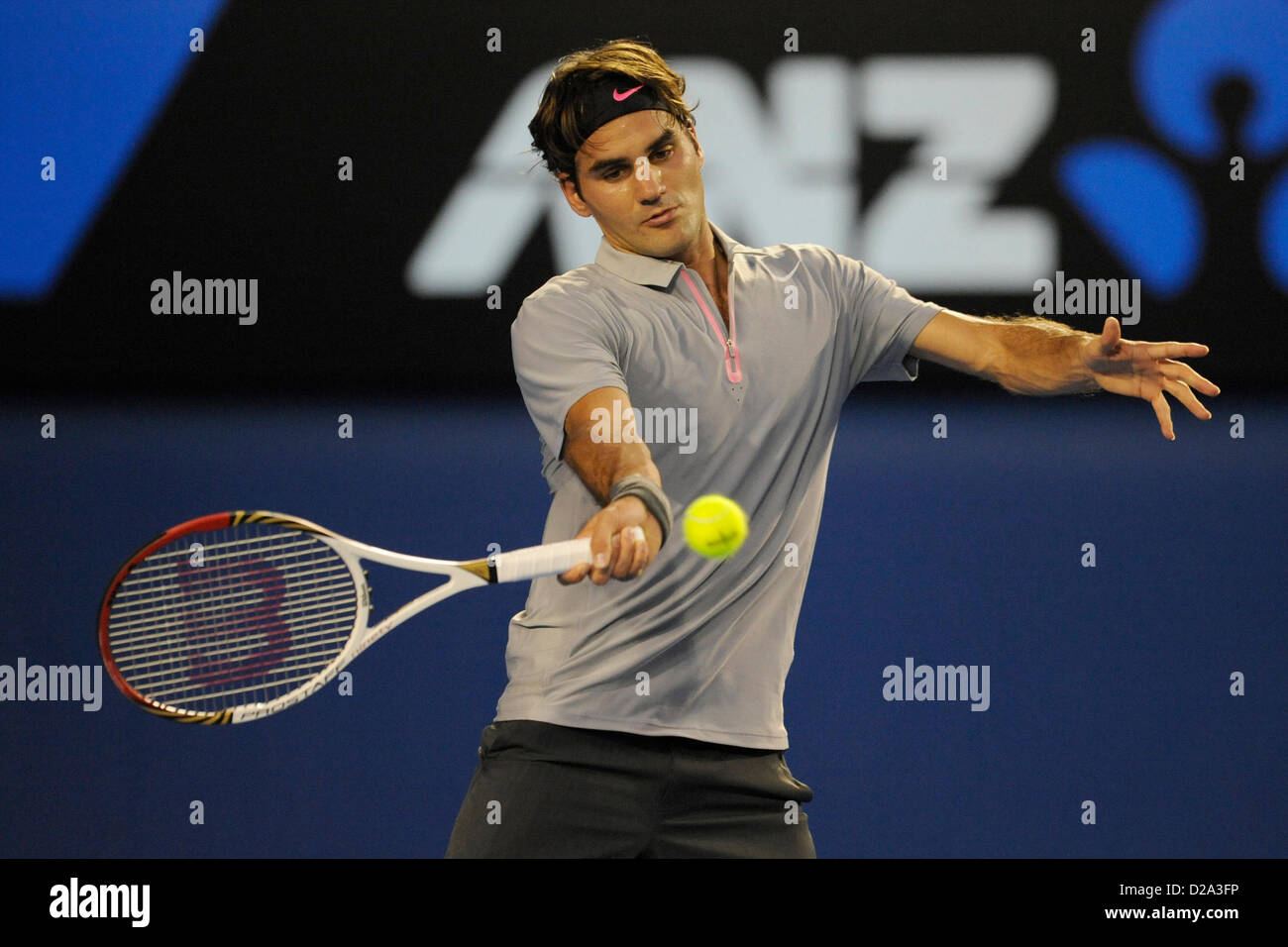 Melbourne, Australien. 17. Januar 2013. Roger Federer der Schweiz kehrt ein Schuss am vierten Tag der Australian Open aus Melbourne Park. Bildnachweis: Aktion Plus Sportbilder / Alamy Live News Stockfoto