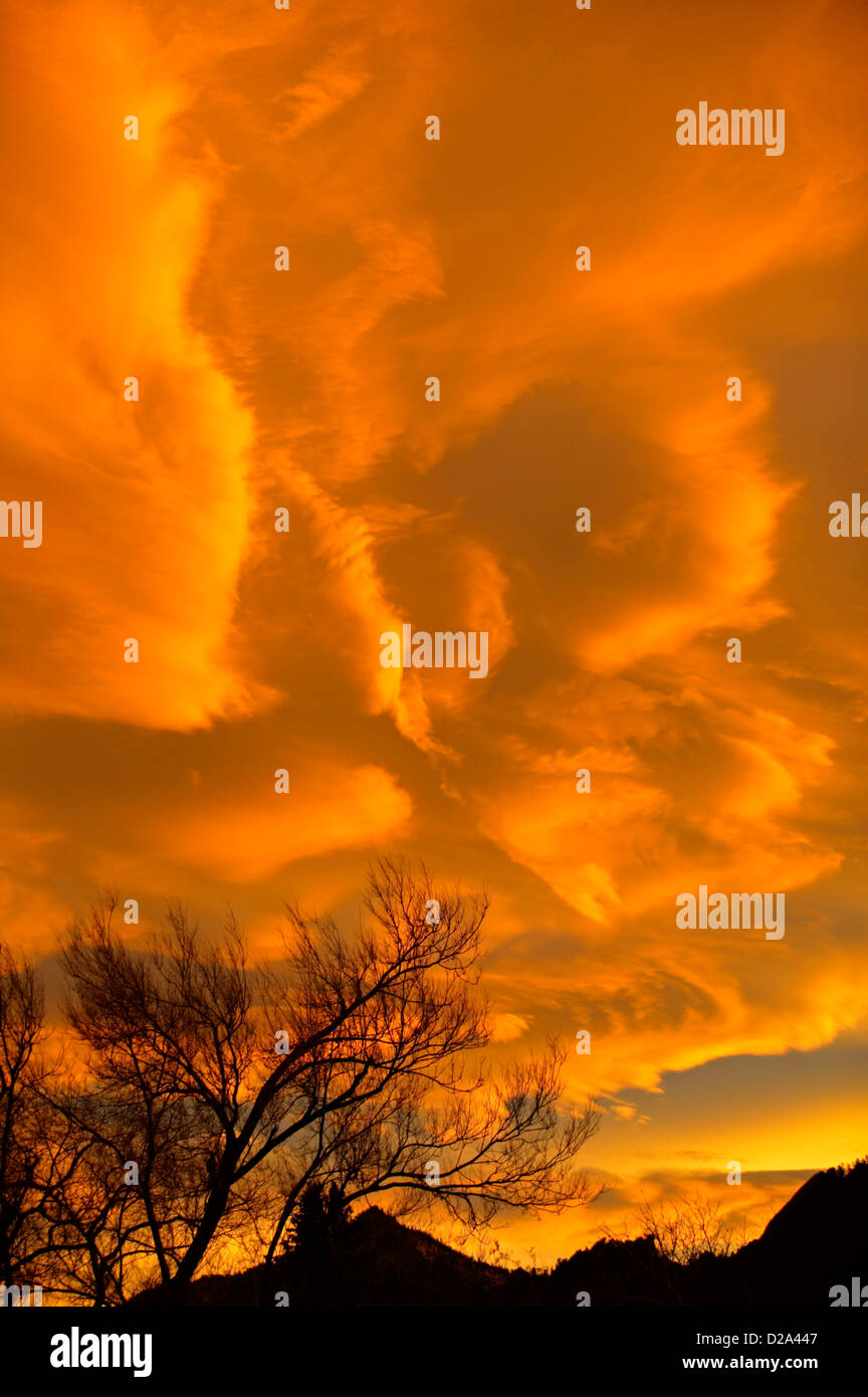 Sonnenuntergang und Wolken über Boulder, Colorado Ende November. Stockfoto