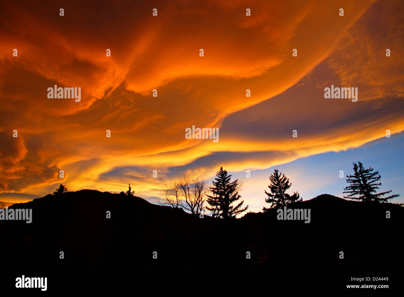 Sonnenuntergang und Wolken über Boulder, Colorado Ende November. Stockfoto