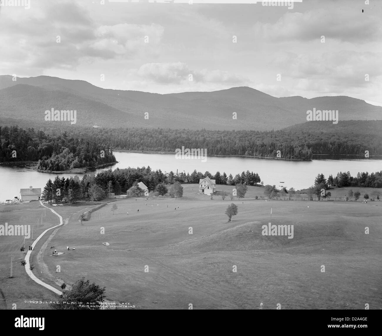 Lake Placid und Mirror Lake, Adirondack Mountains. [Zwischen 1901 und 1906] William Henry Jackson, 1843 – 1942 Fotograf Stockfoto