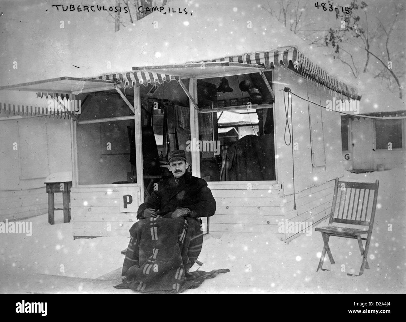 Tuberkulose-Camp, Illinois. [Ca. 1908] Mann mit Decke über Schoß sitzend vor kleinen Gebäude, Ottawa, Illinois. Stockfoto