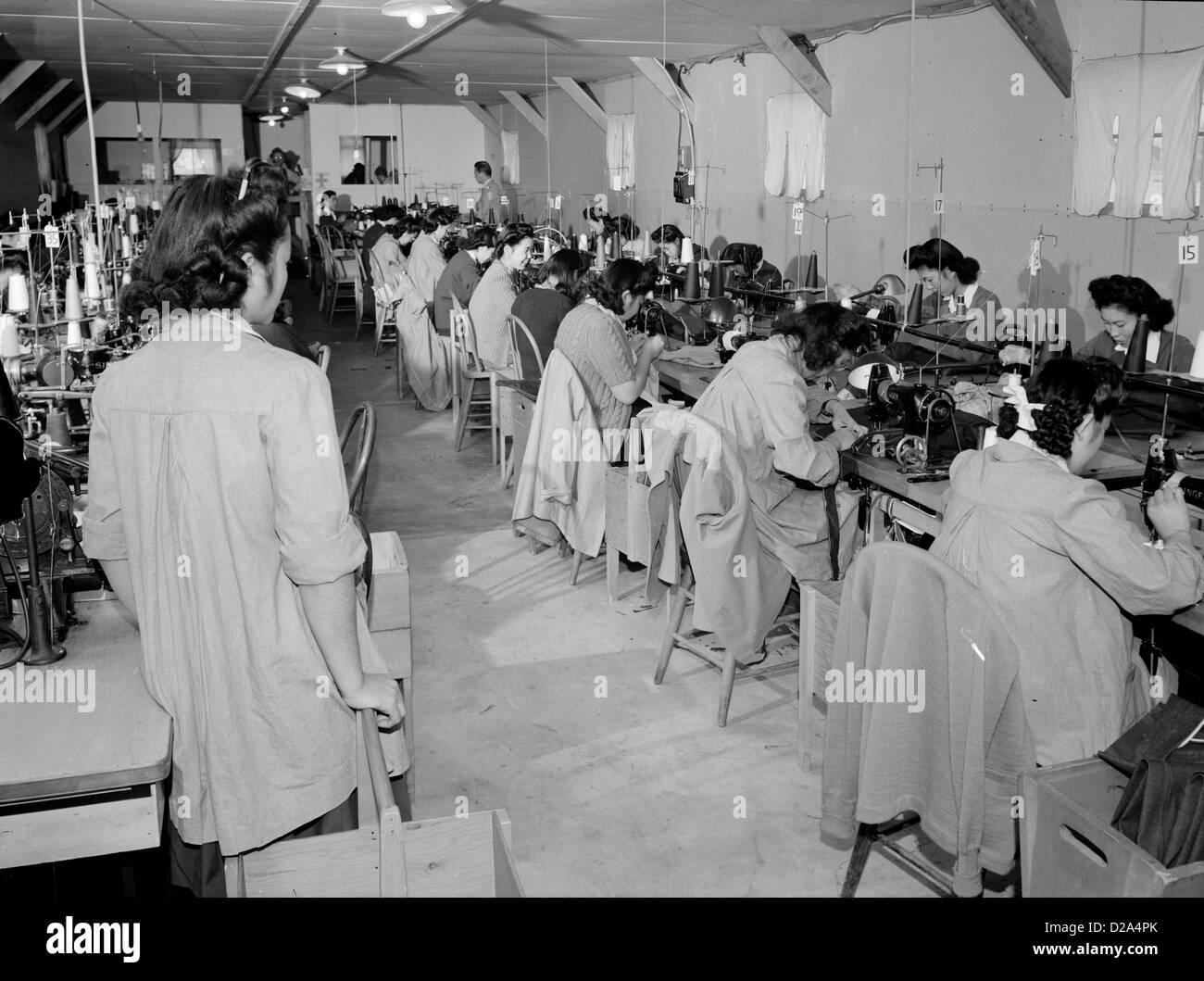 Sumiko Shigematsu, Foreman macht Nähmaschine Mädchen, Manzanar Relocation Center, Kalifornien 1943 Stockfoto